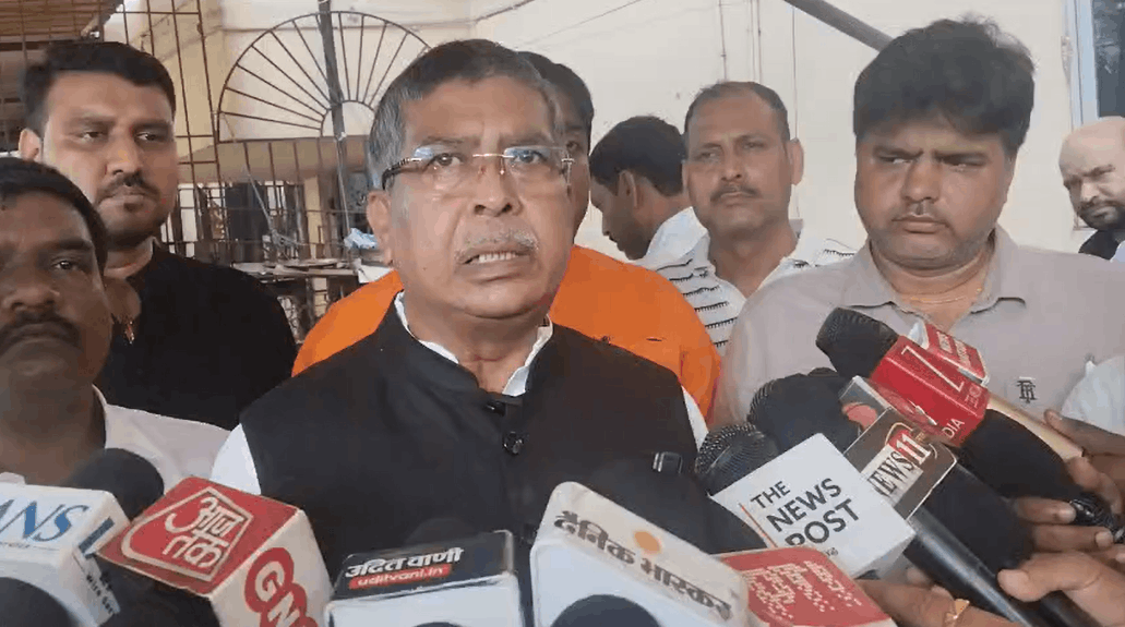 हिमांशु सिंह के परिजनों से मुलाकात करते भाजपा प्रदेश अध्यक्ष