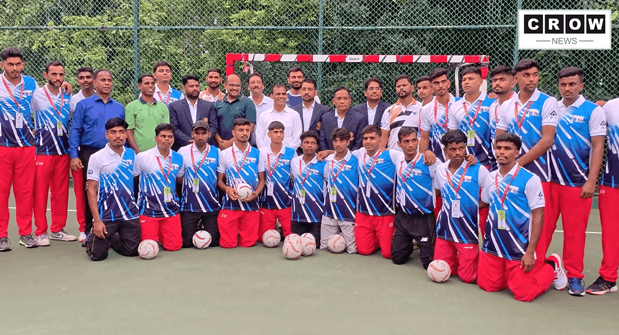 जमशेदपुर के जेआरडी टाटा स्पोर्ट्स कॉम्प्लेक्स में भारतीय जूनियर पुरुष हैंडबॉल टीम के विदाई समारोह का दृश्य