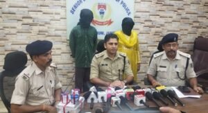 इन्द्रानगर में जब्त ब्राउन शुगर और पुलिस की गिरफ्त में आरोपी