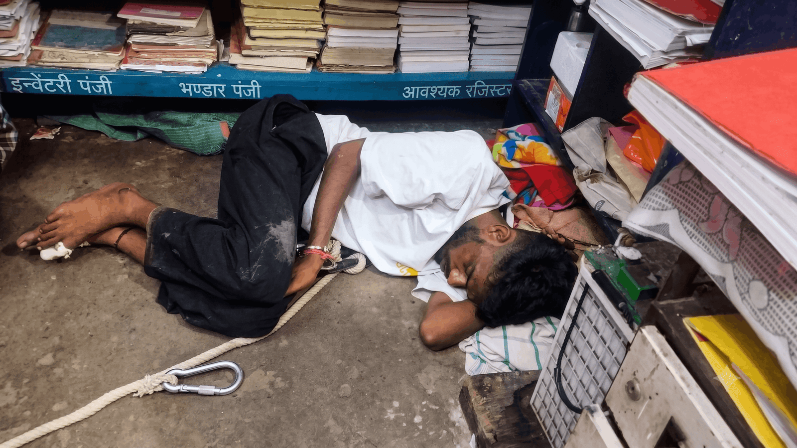 जमशेदपुर के बागबेड़ा थाने के बाहर प्रदर्शन करते विश्व हिंदू परिषद के कार्यकर्ता
