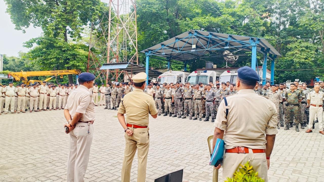 साकची सीसीआर परिसर में पुलिस जवानों की ब्रीफिंग करते जमशेदपुर के एसएसपी