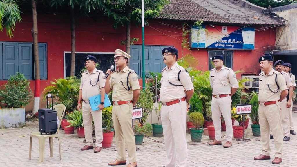 साकची सीसीआर परिसर में पुलिस जवानों की ब्रीफिंग करते जमशेदपुर के एसएसपी