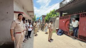 वासेपुर में प्रिंस खान के घर पर कुर्की की कार्रवाई करती धनबाद पुलिस
