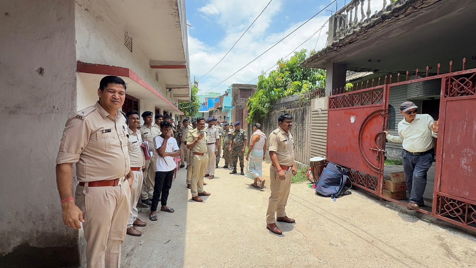 वासेपुर में प्रिंस खान के घर पर कुर्की की कार्रवाई करती धनबाद पुलिस