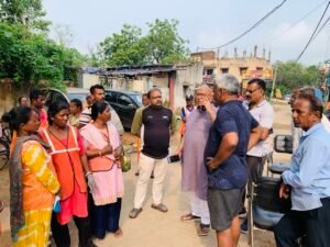 कुंज नगर में सफाई व्यवस्था का निरीक्षण करते विधायक सरयू राय