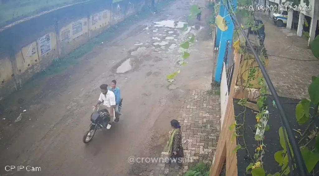 आदित्यपुर में युवती से छेड़खानी के मामले की CCTV फुटेज के आधार पर जांच करती पुलिस