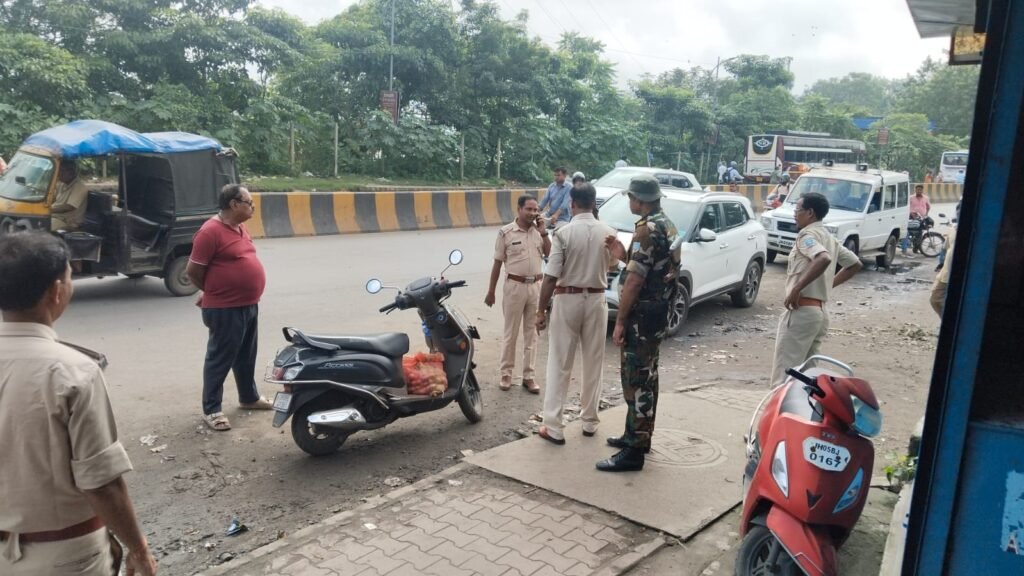 छायानगर में युवक का शव मिलने के बाद हत्या की आशंका पर जांच करती पुलिस