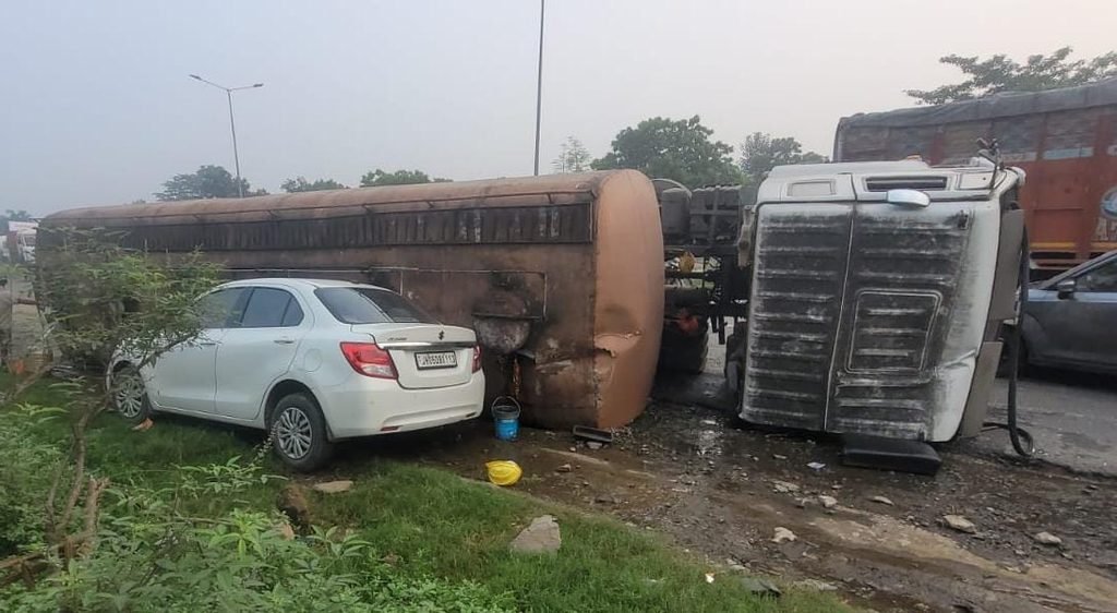 चिलगु में NH-33 पर पलटा एथनॉल लदा टैंकर