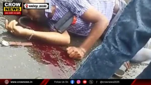 गोलमुरी आकाशदीप प्लाजा के पास सड़क हादसे के बाद जांच करती पुलिस
