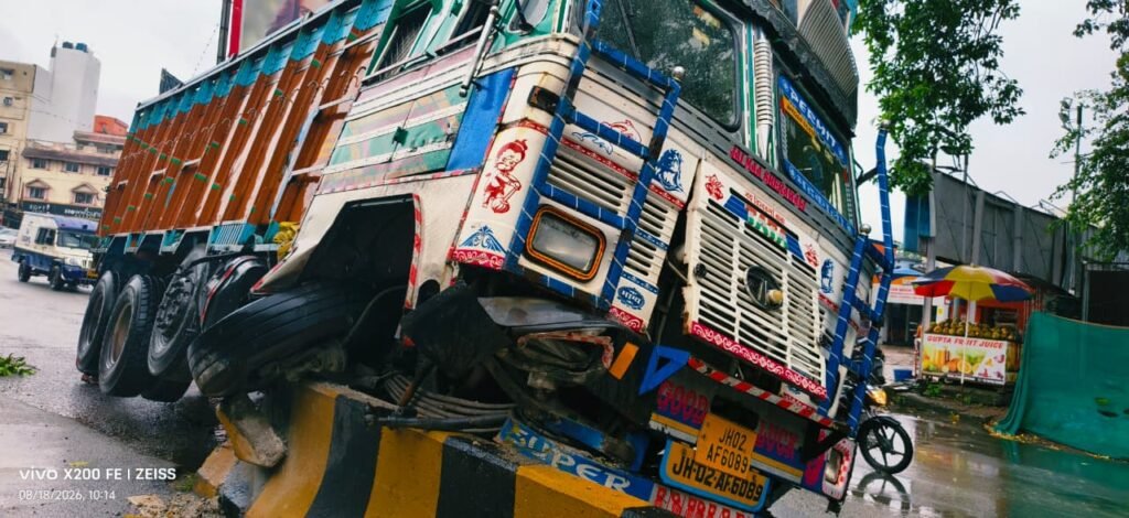 गोलमुरी आकाशदीप प्लाजा के पास डिवाइडर पर चढ़ा दुर्घटनाग्रस्त ट्रक