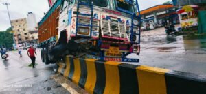 गोलमुरी आकाशदीप प्लाजा के पास डिवाइडर पर चढ़ा दुर्घटनाग्रस्त ट्रक