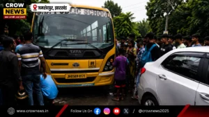 गोविंदपुर अन्ना चौक पर स्कूल बस हादसे के बाद घटनास्थल पर जुटी भीड़