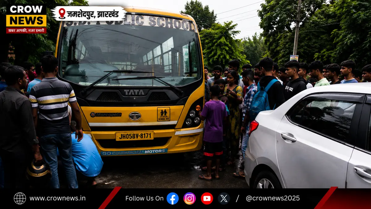 गोविंदपुर अन्ना चौक पर स्कूल बस हादसे के बाद घटनास्थल पर जुटी भीड़