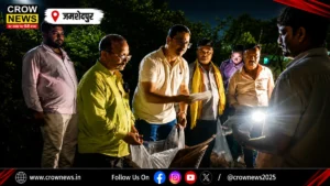 बाढ़ प्रभावित लोगों के बीच भोजन का वितरण करते राहत कार्यकर्ता