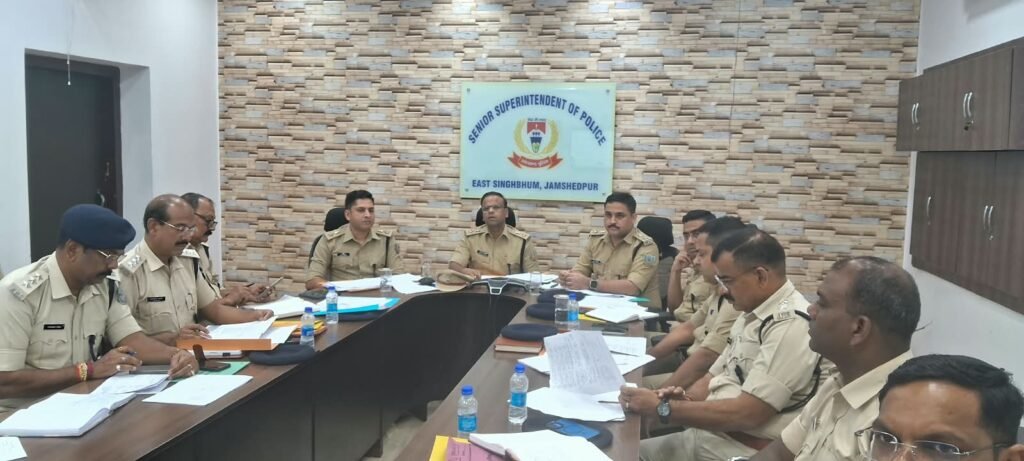 जमशेदपुर में लंबित मामलों की समीक्षा बैठक के दौरान पुलिस अधिकारियों को निर्देश देते SSP