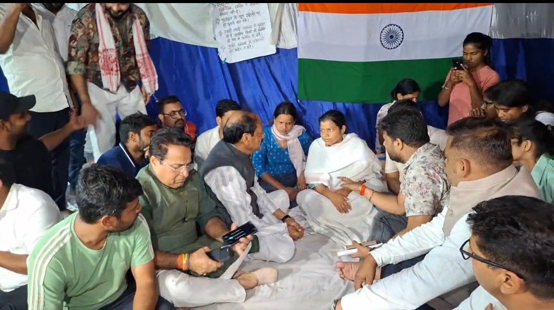 JPSC-JSSC छात्रों के आंदोलन के समर्थन में रघुवर दास जयपाल सिंह स्टेडियम पहुंचे