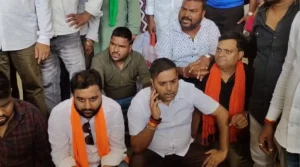 एमजीएम अस्पताल में धरने पर बैठे भाजपा नेता गुंजन यादव और समर्थक
