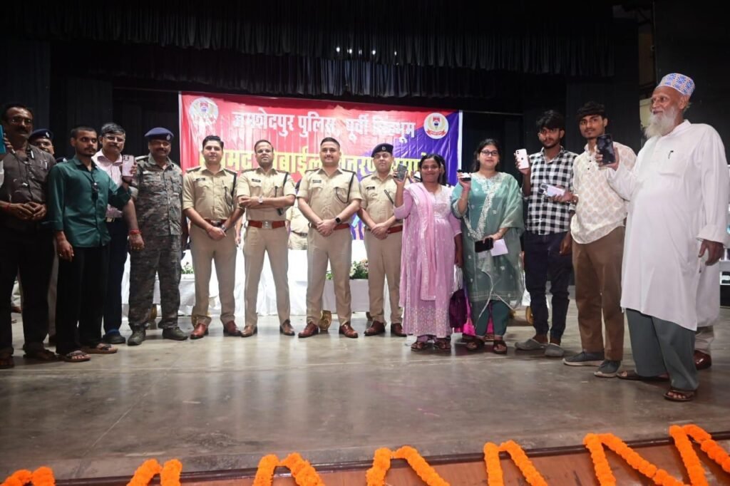 ऑपरेशन मुस्कान के तहत बरामद मोबाइल फोन उनके धारकों को सौंपते जमशेदपुर पुलिस अधिकारी