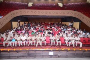 ऑपरेशन मुस्कान के तहत बरामद मोबाइल फोन उनके धारकों को सौंपते जमशेदपुर पुलिस अधिकारी