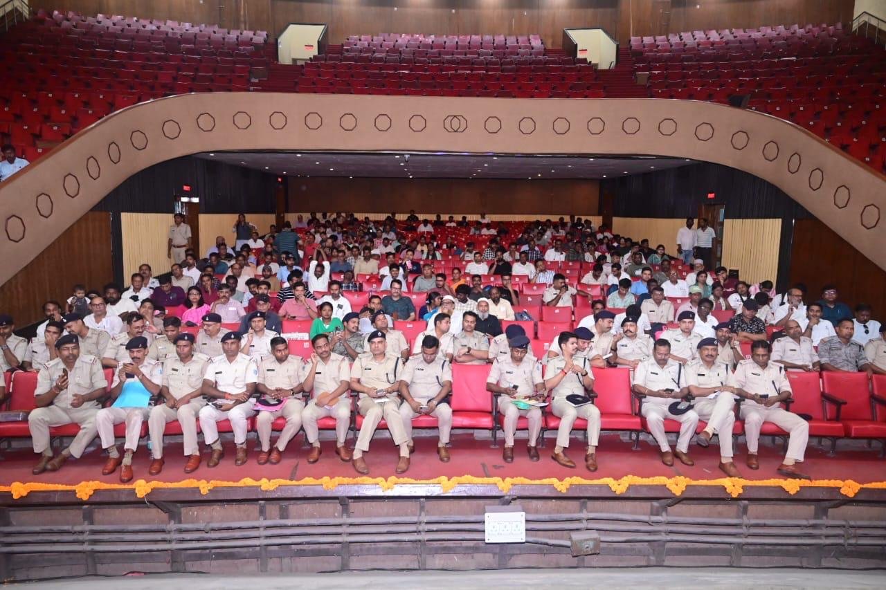 ऑपरेशन मुस्कान के तहत बरामद मोबाइल फोन उनके धारकों को सौंपते जमशेदपुर पुलिस अधिकारी