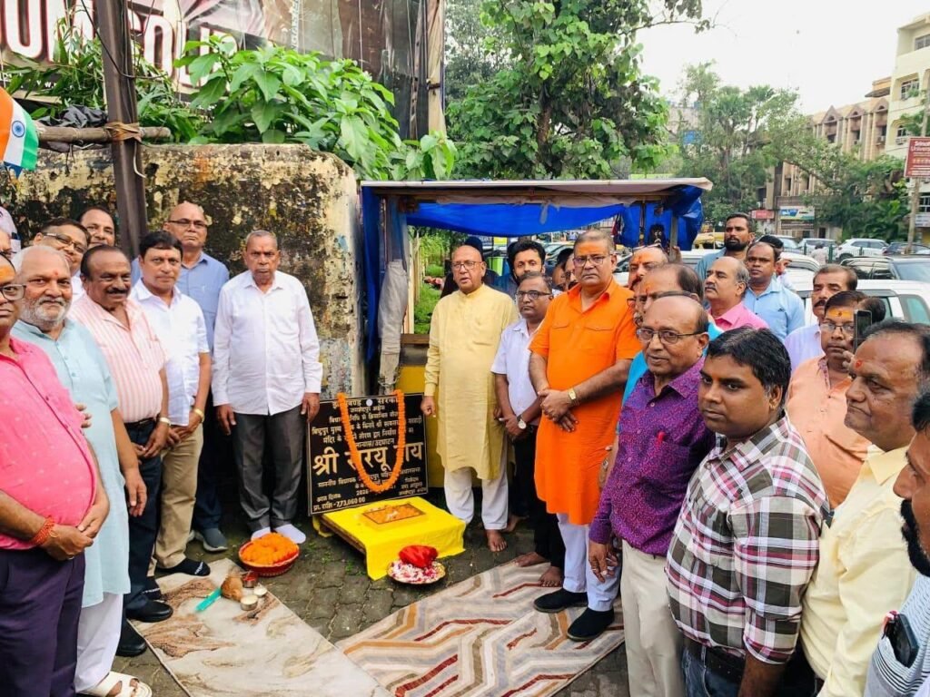 बिष्टुपुर में श्री श्याम दरबार के भव्य तोरण द्वार का शिलान्यास करते सरयू राय