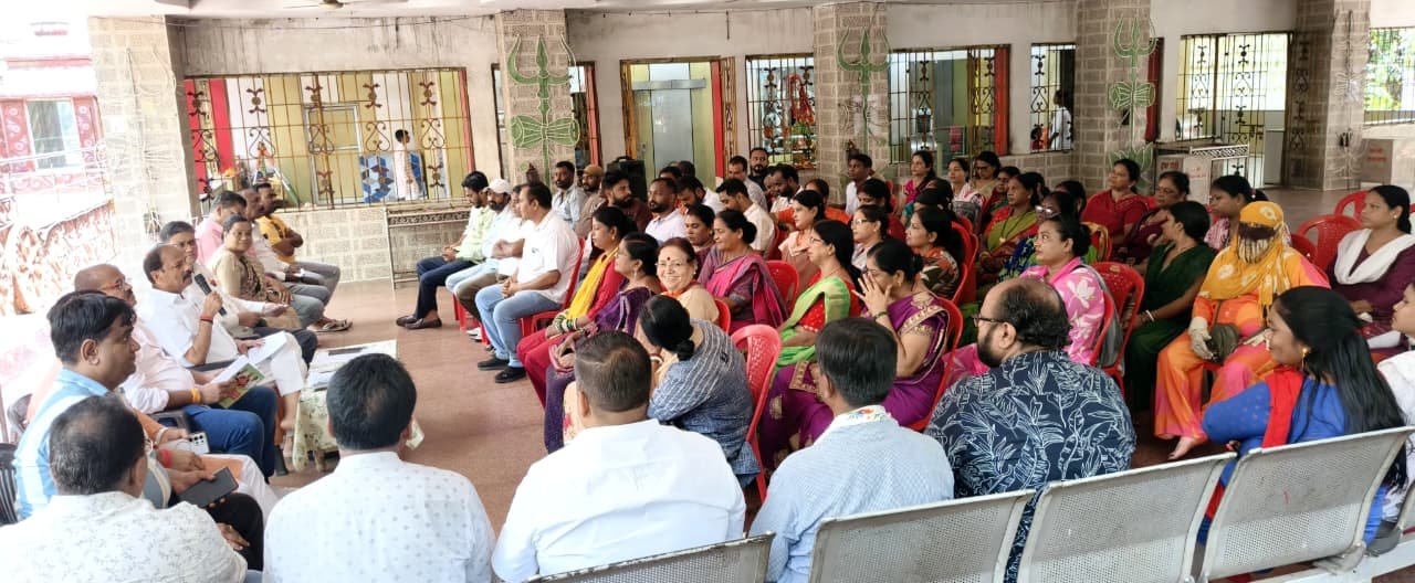 सिदगोड़ा सूर्य मंदिर समिति की जलाभिषेक यात्रा की तैयारियों की समीक्षा करते रघुवर दास
